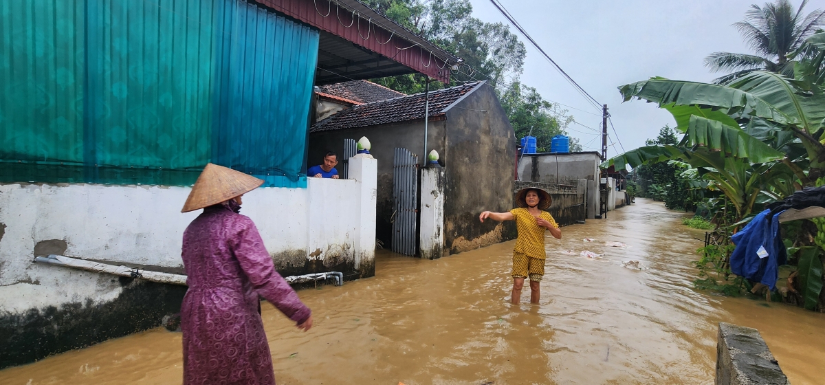 Thanh Hóa: Nước sông Lèn dâng cao hàng trăm hộ dân hai xã huyện Hà Trung ngập lụt cục bộ