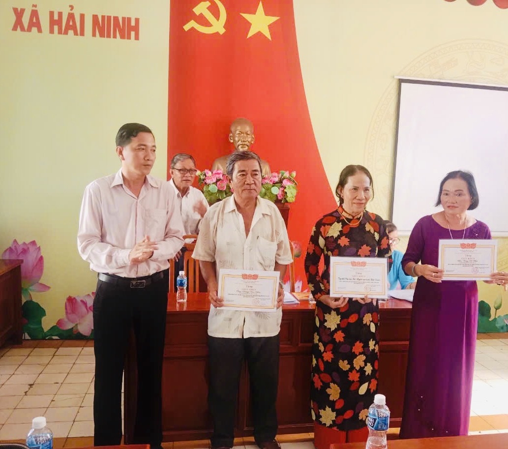 Biểu dương NCT tham gia xây dựng hệ thống chính trị ở cơ sở