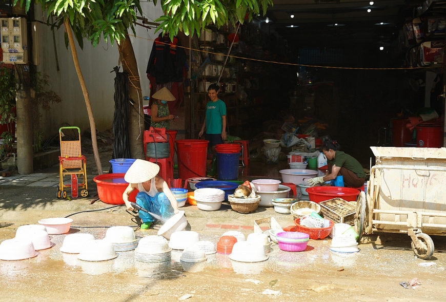 Sau bão, đến nay nhiều địa phương vẫn còn đang khắc phục hậu quả thiệt hại. Nhà cửa, nội thất, đồ dùng, hàng hóa đều bị hư hại. Người dân đã dọn dẹp, vệ sinh hơn một tuần qua và “mãi vẫn chưa dọn xong”.