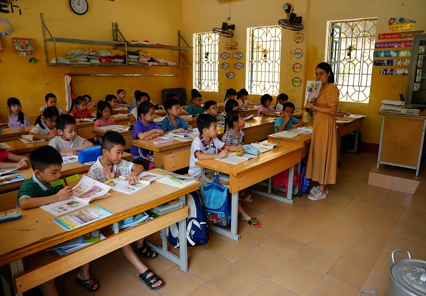 Cơn bão ập đến ngay trong thời điểm năm học mới bắt đầu. Gần 1 tuần sau khi bão lũ đi qua, cô trò Trường Tiểu học Kim Đồng (phường Minh Tân, TP Yên Bái, tỉnh Yên Bái) mới có thể trở lại lớp học. Có thể thấy dấu tích của nước lũ vẫn còn hằn đậm trên tường trường lớp. Trường đã bị ngập đến gần 3m, lên đến tầng 1