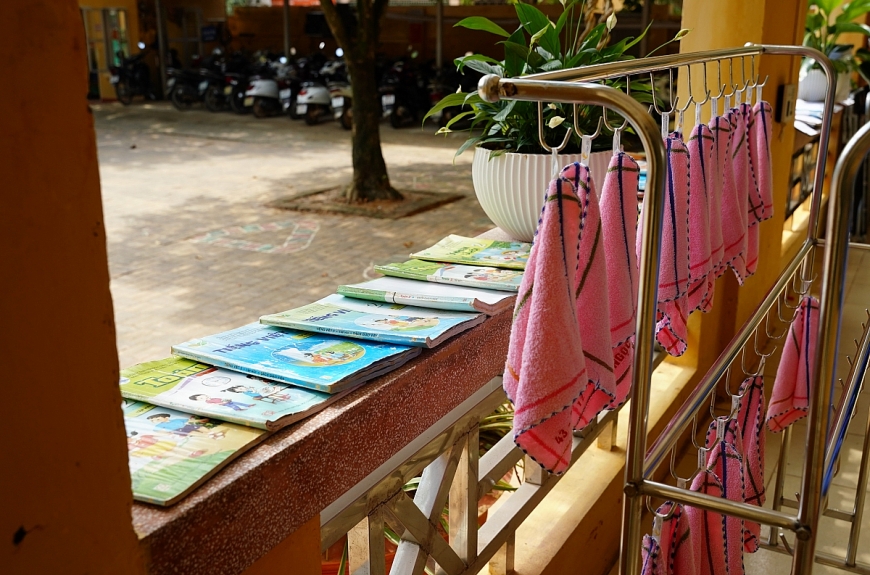 Sách vở và đồ dùng của học sinh bị ngâm trong nước lũ, được phơi nắng trong sân trường những ngày qua sau khi nước rút. Cô Đỗ Thị Diễm Hương (giáo viên Trường Tiểu học Kim Đồng) cho biết: “Trường Tiểu học Kim Đồng bị thiệt hại khá nặng nề sau trận bão lũ. Trường có gần 1.000 học sinh thì hơn 50% học sinh gia đình bị thiệt hại, mất hoàn toàn tài sản do nước lũ cuốn trôi, hư hỏng. Tất cả đồ dùng dạy học, trang thiết bị trong trường cũng đã bị hư hỏng, không thể sử dụng”