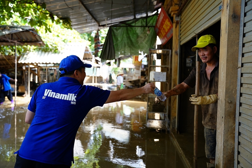 Vinamilk đem sữa, nước uống đến tận tay người dân và lực lượng đang làm nhiệm vụ khắc phục hậu quả bão lũ