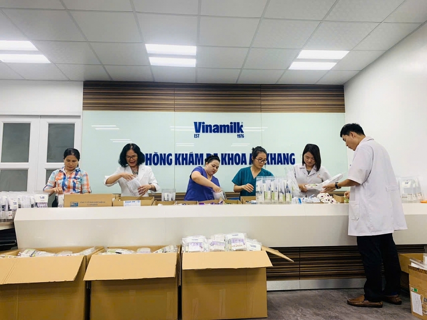 Ngoài ra, các y bác sĩ, dược sĩ của Phòng khám đa khoa An Khang (Vinamilk) tại TP.HCM cũng đã cùng nhau chuẩn bị 600 túi thuốc gia đình để gửi đến bà con các tỉnh miền Bắc như Hà Giang, Tuyên Quang... Túi thuốc gồm các loại thuốc cơ bản cần thiết, được kèm theo tờ hướng dẫn cụ thể, rõ ràng để người dân sử dụng