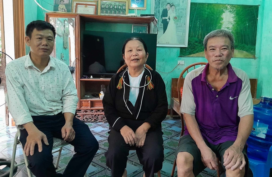 Bà Nguyễn Thị Ba cùng chồng và Chủ nhiệm CLB hát Soọng cô thôn Đồng Bùa.