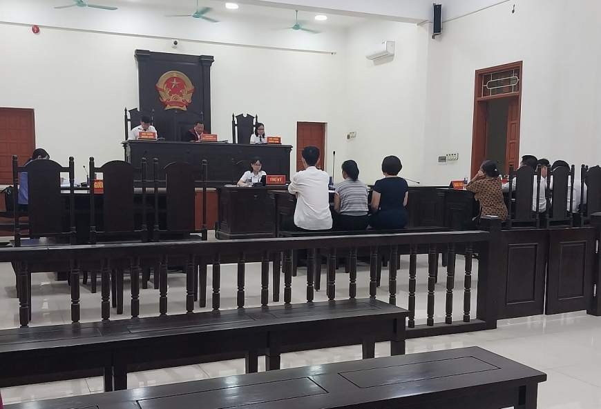 Quang cảnh phiên tòa sơ thẩm tại TAND tỉnh Ninh Bình.