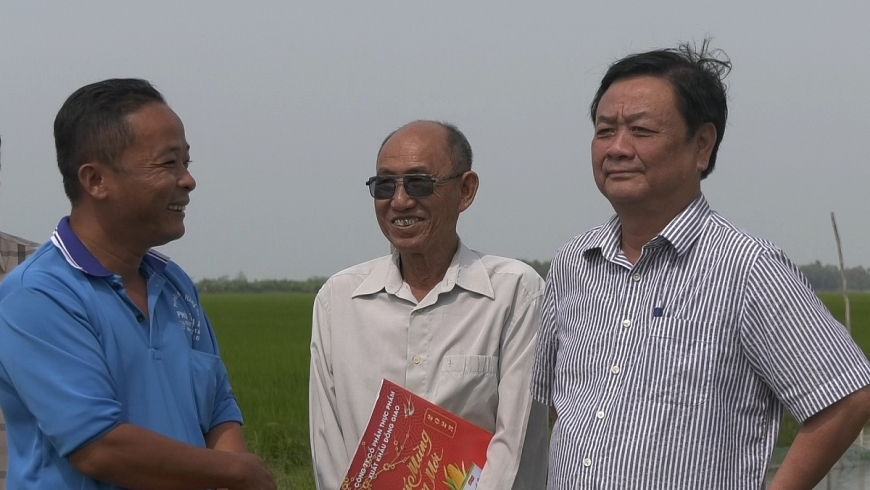 Bộ trưởng Lê Minh Hoan trao đổi với nông dân HTX Quyết Tiến.