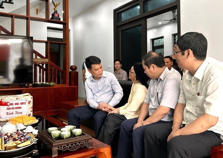 Đồng chí Lê Ngọc Châu, Chủ tịch UBND tỉnh Hải Dương thăm hỏi, tặng quà NCT nhân Tháng hành động vì NCT Việt Nam năm 2024