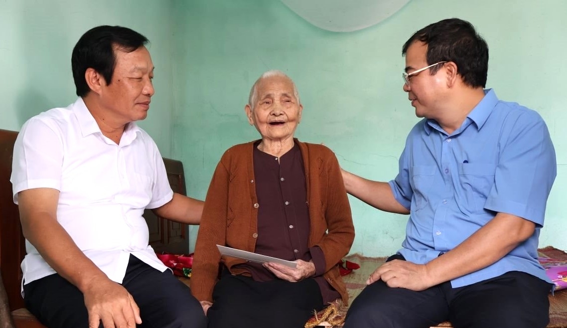 Phó Bí thư Thường trực Tỉnh ủy Lê Văn Hiệu, Phó Chủ tịch UBND tỉnh Nguyễn Minh Hùng thăm, tặng quà NCT nhân Tháng hành động vì NCT Việt Nam 2024