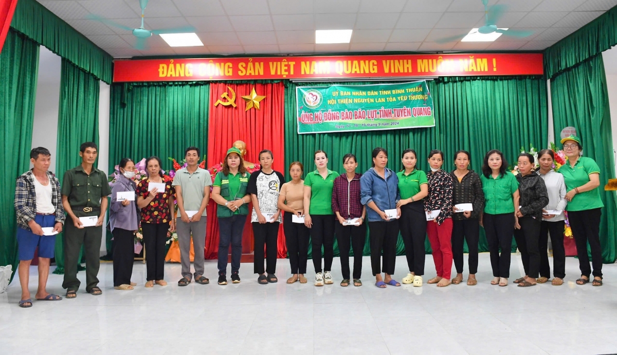 Ấm áp tình người sau cơn bão lũ