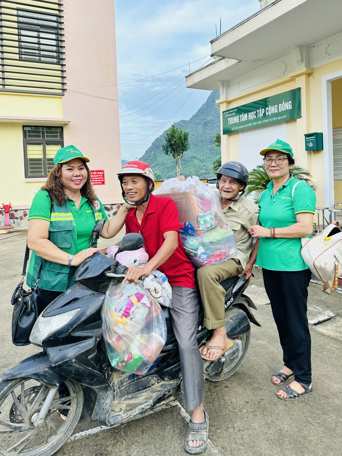 Ấm áp tình người sau cơn bão lũ