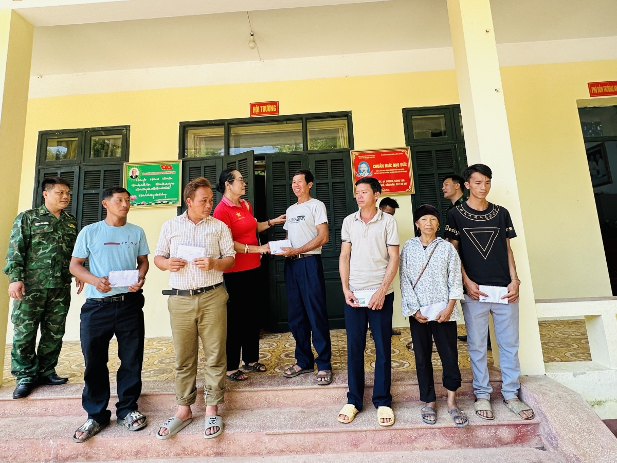 Ấm áp tình người sau cơn bão lũ