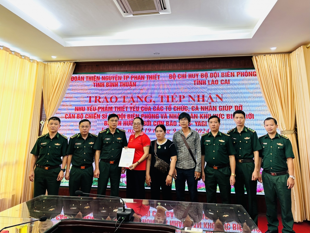 Ấm áp tình người sau cơn bão lũ