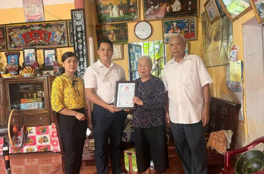 Cán bộ Ủy ban MTTQ xã Văn Bình đến nhà cảm ơn cụ Trần Thị Bưởi