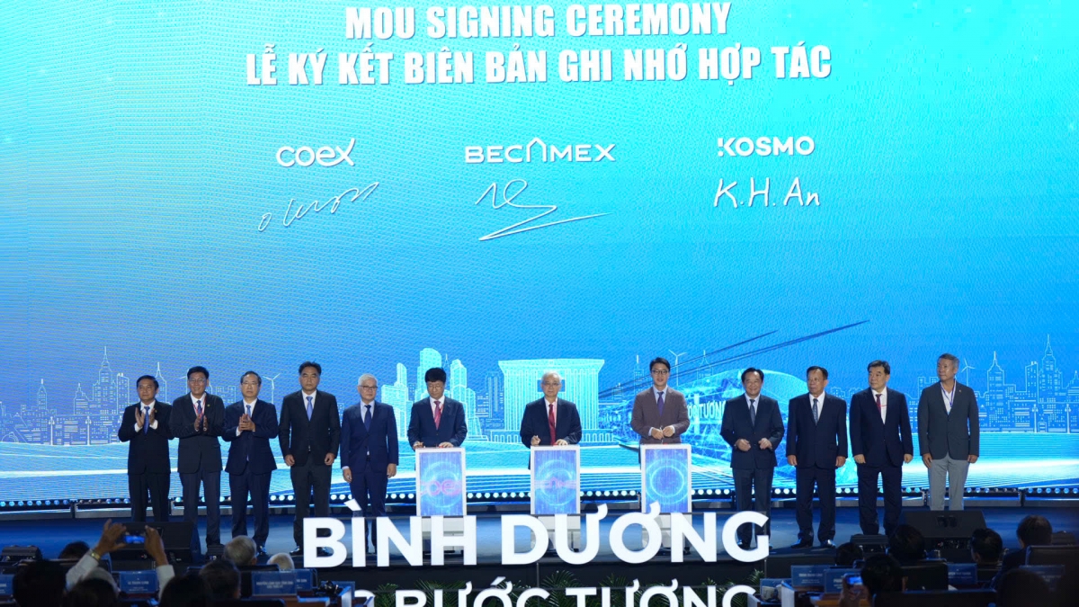 Lãnh đạo tỉnh Bình Dương chứng kiến ký kết biên bản ghi nhớ hợp tác giữa Tông công ty Becamex và các Tập đoàn Quốc tế.