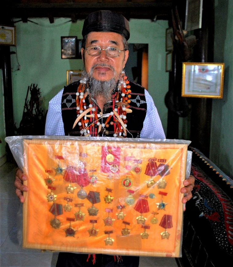 Già làng Y Kông 99 tuổi vẫn mê đẽo trống Cơ Tu