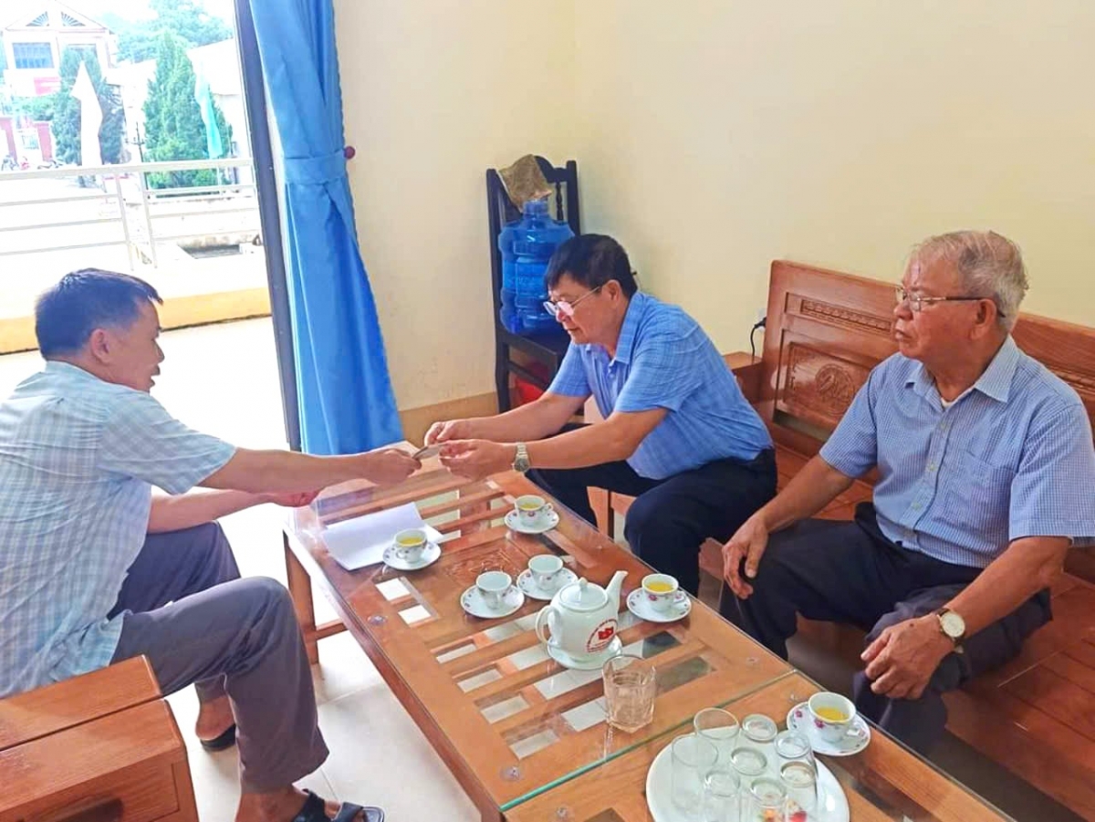 Ban Chủ nhiệm CLB LLVT xã Dị Nậu, huyện Tam Nông, tỉnh Phú Thọ ủng hộ đồng bào bị thiệt hại do bão lũ