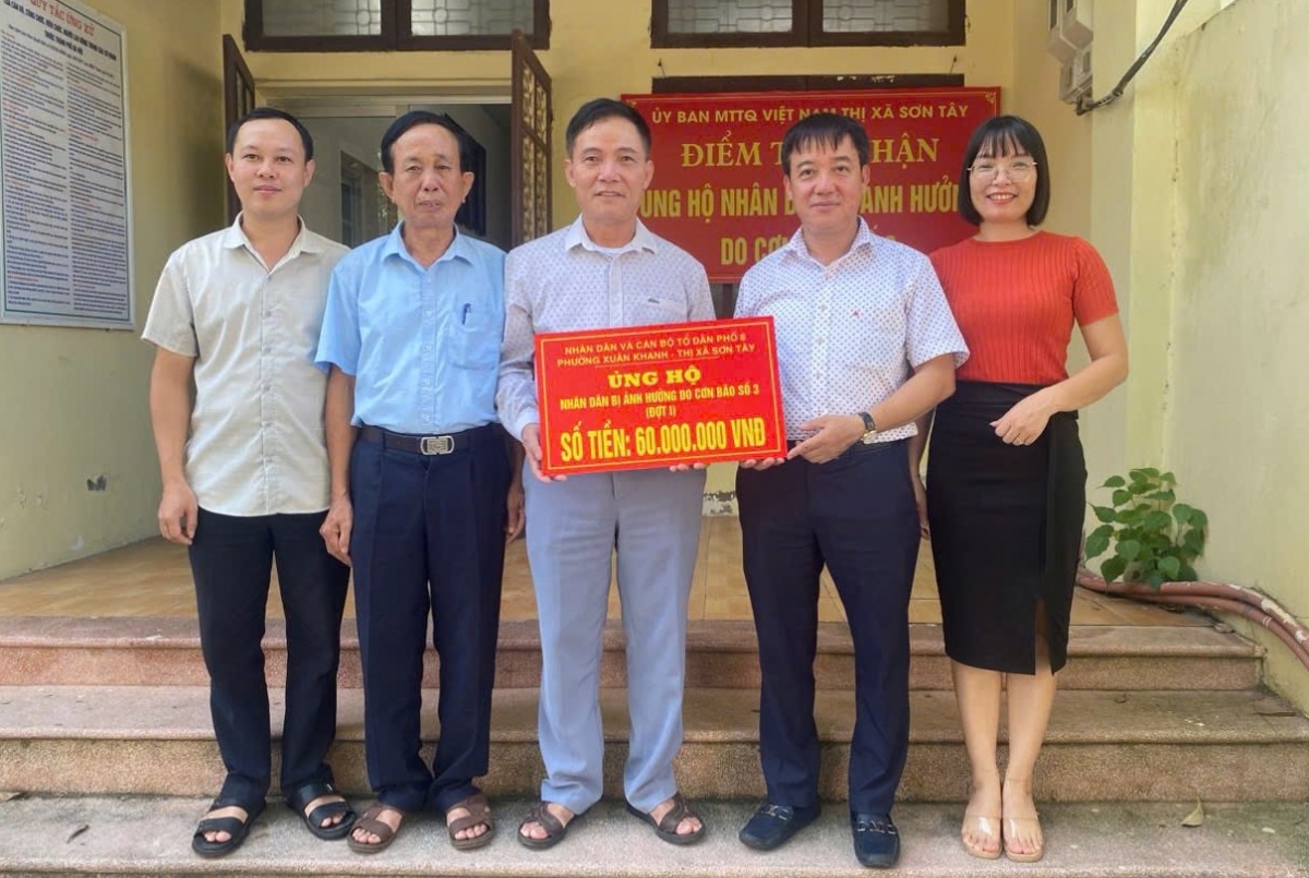 Đại diện Tổ dân phố số 8 phường Xuân Khanh, thị xã Sơn Tây trao tiền ủng hộ đồng bào bị thiệt hại do cơn bão số 3