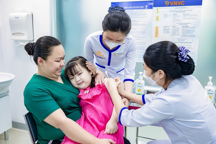 Gần 15.000 liều vắc xin sốt xuất huyết đã được tiêm và đặt giữ sau 5 ngày ra mắt