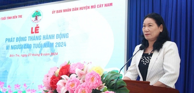 Bà Nguyễn Thị Bé Mười phát biểu tại buổi lễ