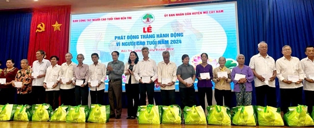 Bà Nguyễn Thị Bé Mười, Phó Chủ tịch UBND tỉnh tặng quà cho NCT có hoàn cảnh khó trong tỉnh.