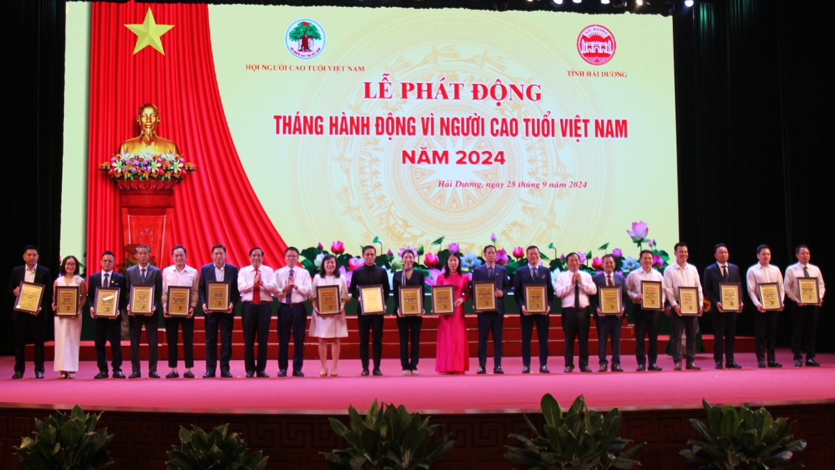 Phó Thủ tướng Lê Thành Long, Chủ tịch Hội NCT Việt Nam Nguyễn Thanh Bình và lãnh đạo tỉnh Hải Dương trao Bằng vinh danh các doanh nghiệp tiêu biểu đồng hành cùng Hội chăm sóc, phát huy vai trò NCT