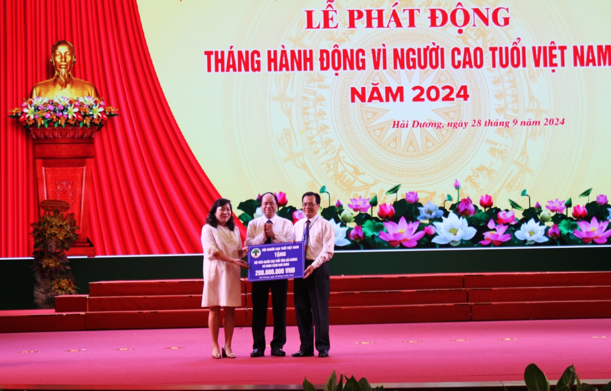 Phó Chủ tịch Thường trực Trương Xuân Cừ và nhà tài trợ trao tặng 200 triệu đồng hỗ trợ NCT hoàn cảnh khó khăn tỉnh Hải Dương