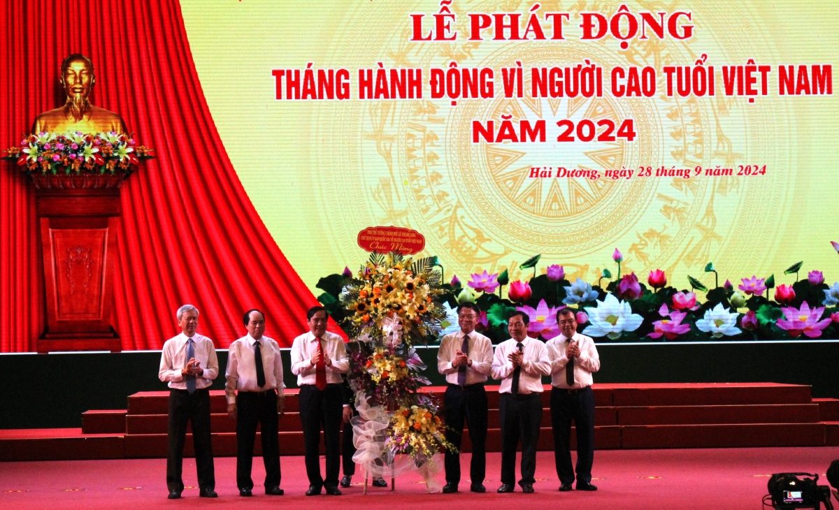 Phó Thủ tướng Lê Thành Long và lãnh đạo tỉnh Hải Dương tặng hoa chúc mừng Hội NCT Việt Nam