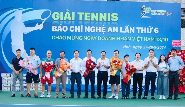 Câu lạc bộ Tennis báo chí Nghệ An tổ chức giải đấu chào mừng ngày Doanh nhân Việt Nam