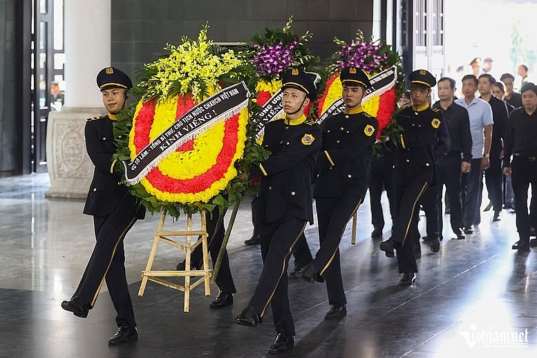 Vòng hoa của Tổng Bí thư, Chủ tịch nước Tô Lâm kính viếng - Ảnh: VNN