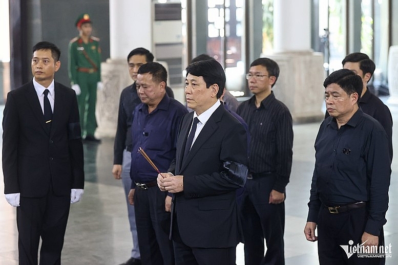 Thường trực Ban Bí thư Lương Cường viếng Phu nhân Đặng Bích Hà - Ảnh: VNN