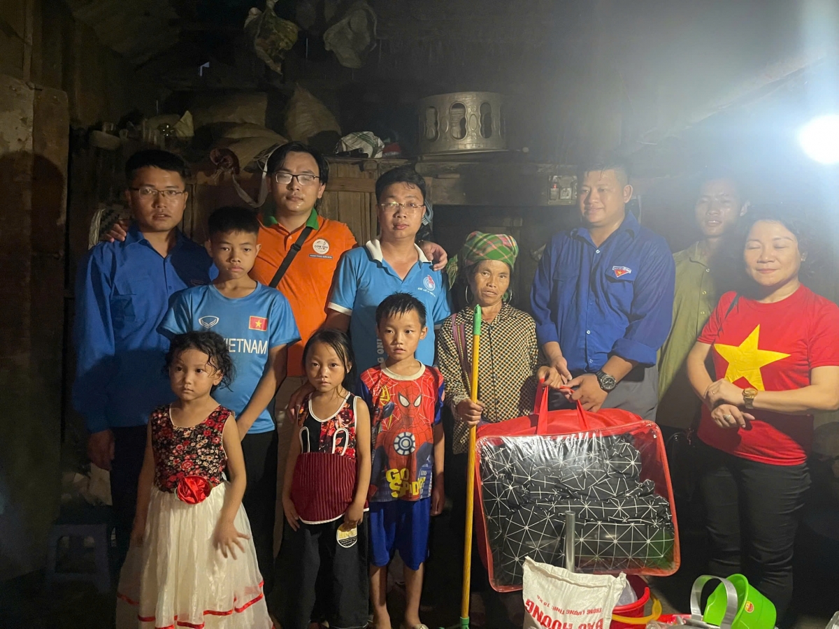 Đoàn thiện nguyện Thường Tín chung tay vượt qua bão lũ ở huyện Bát Xát