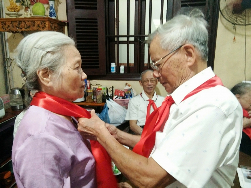 Phạm Văn Nùng quàng khăn quàng đỏ cho hội viên.