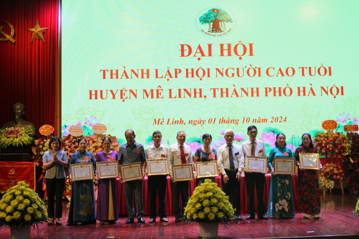 Trao Giấy khen của UBND huyện Mê Linh cho các cá nhân xuất sắc giai đoạn 2021-2024