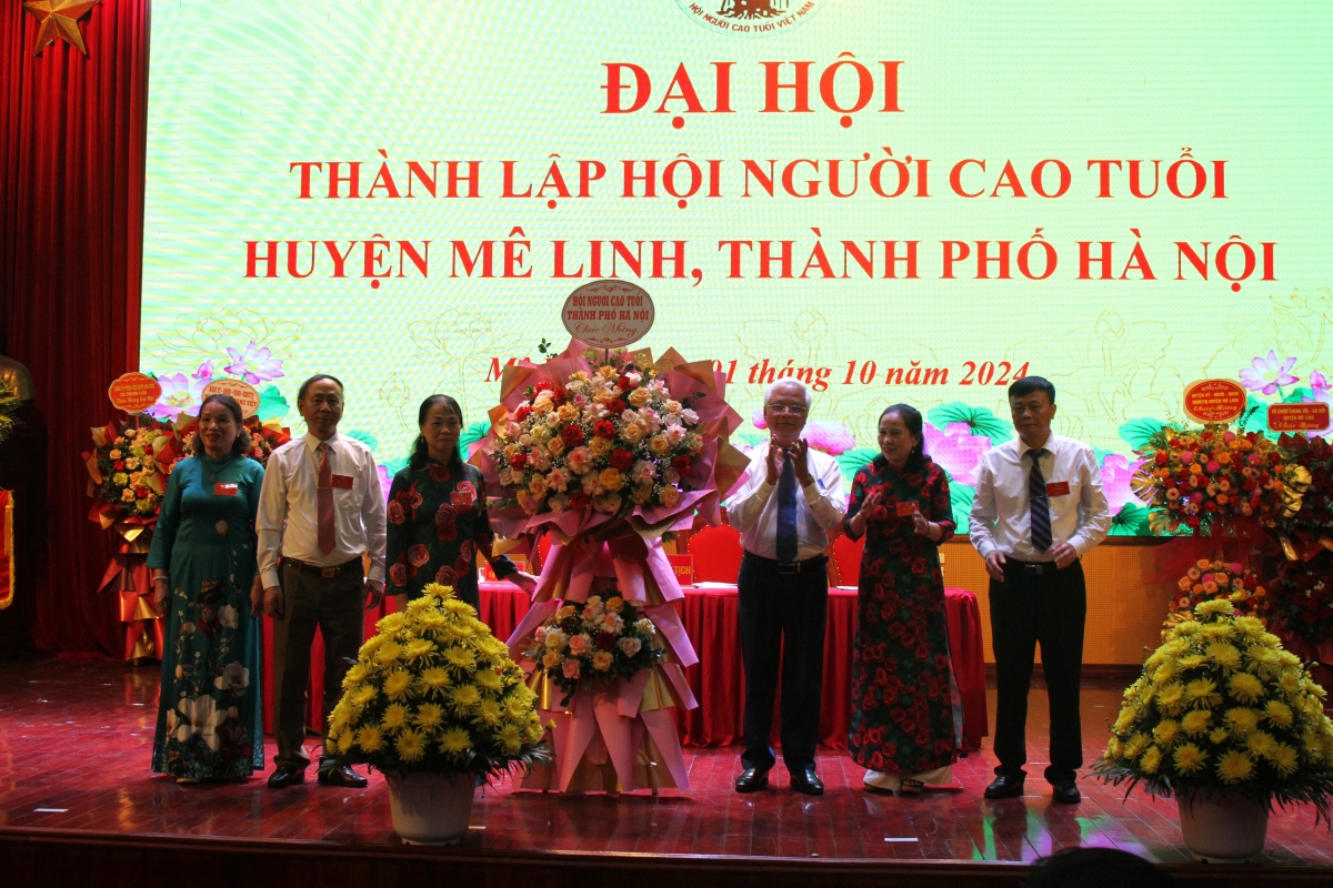 Lãnh đạo Hội NCT TP Hà Nội tặng hoa chúc mừng Đại hội