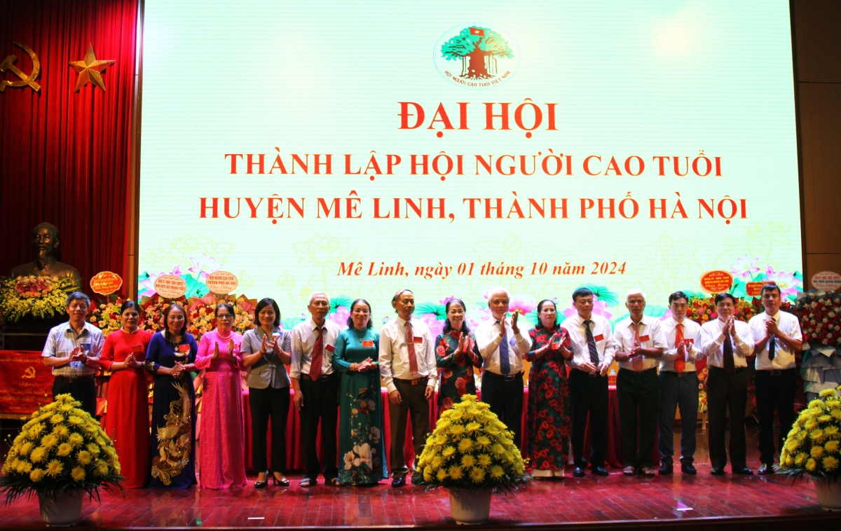 Lãnh đạo Hội NCT TP Hà Nội và lãnh đạo huyện Mê Linh chúc mừng Ban Chấp hành Hội NCT huyện