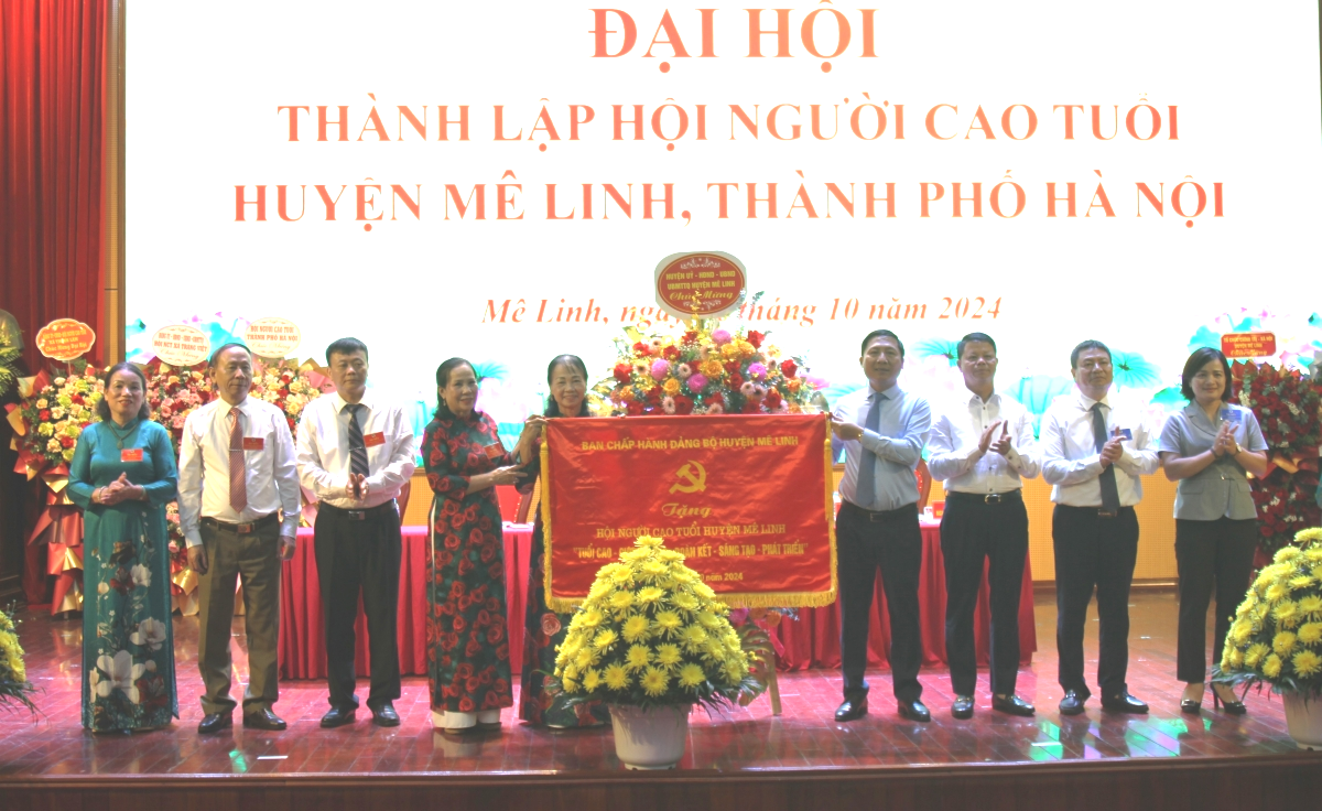 Lãnh đạo huyện Mê Linh tặng hoa và bức trướng chúc mừng Đại hội