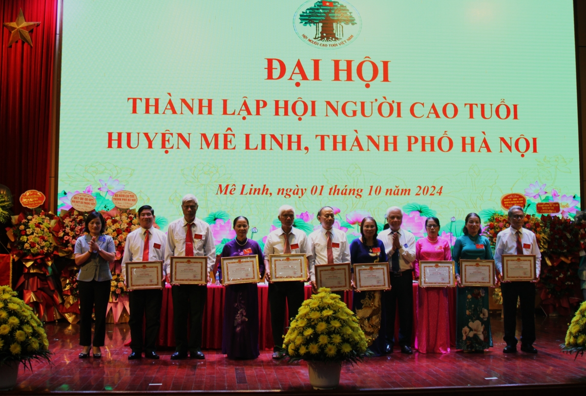 Trao Giấy khen của UBND huyện Mê Linh cho các tập thể xuất sắc giai đoạn 2021-2024