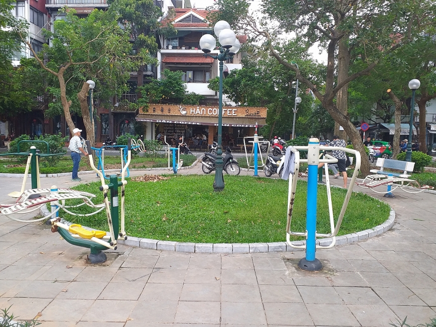 Cần thường xuyên bảo dưỡng các thiết bị, dụng cụ hỗ trợ tập luyện thể thao ngoài trời