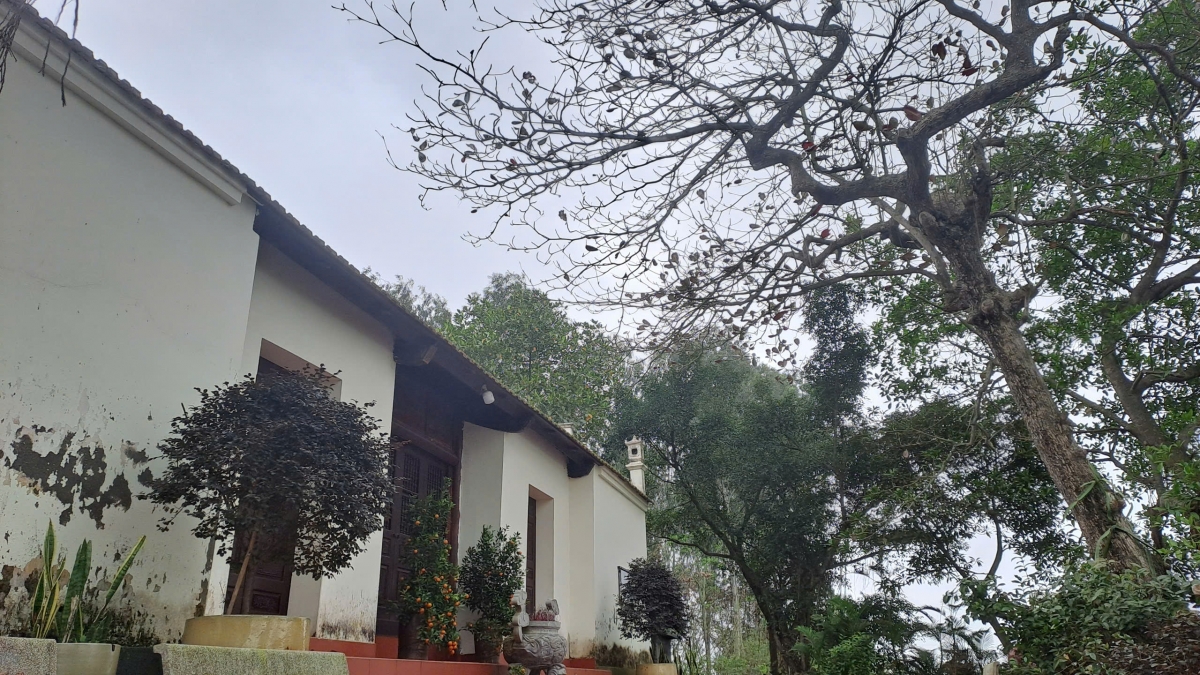 Lạ kỳ ngôi miếu cứ xây lên là bị sét đánh sập