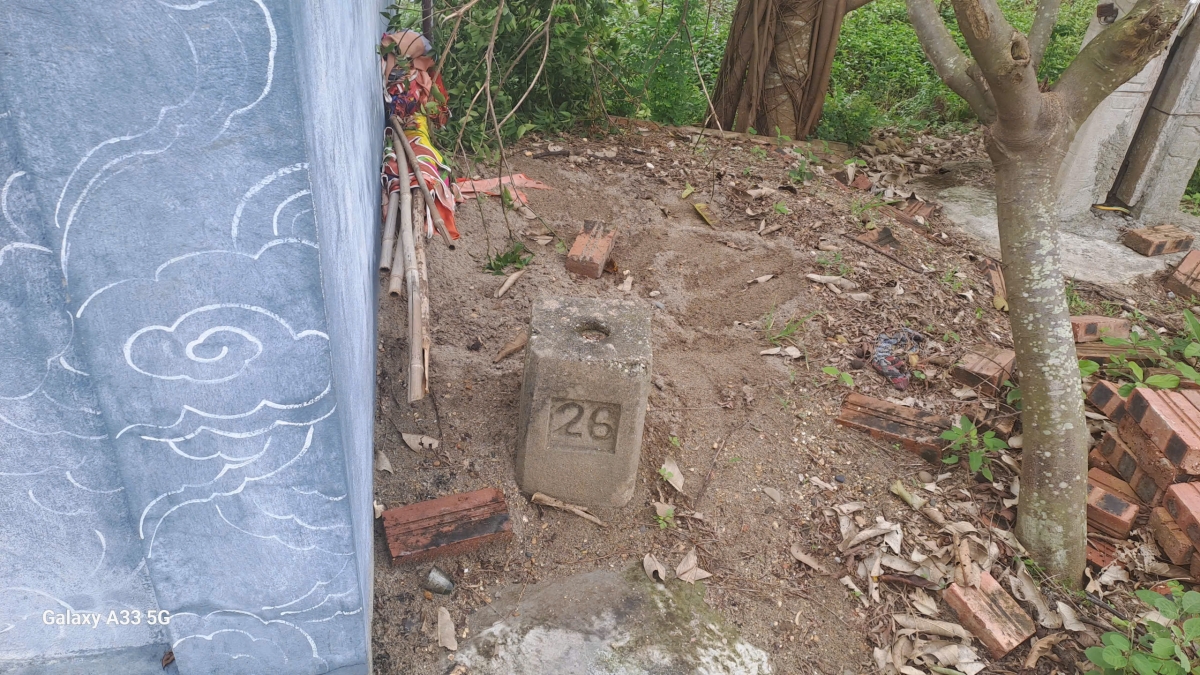 Dấu tích còn sót lại của Miếu Ông sau nhiều lần bị sét đánh.