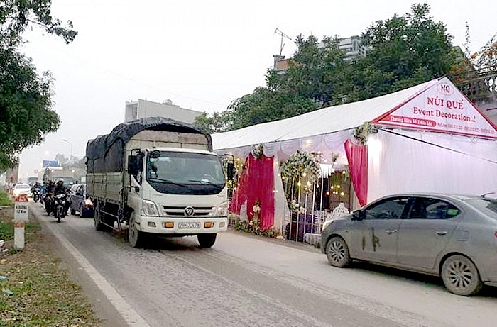 Cần dẹp bỏ các rạp cưới lấn chiếm hè, đường