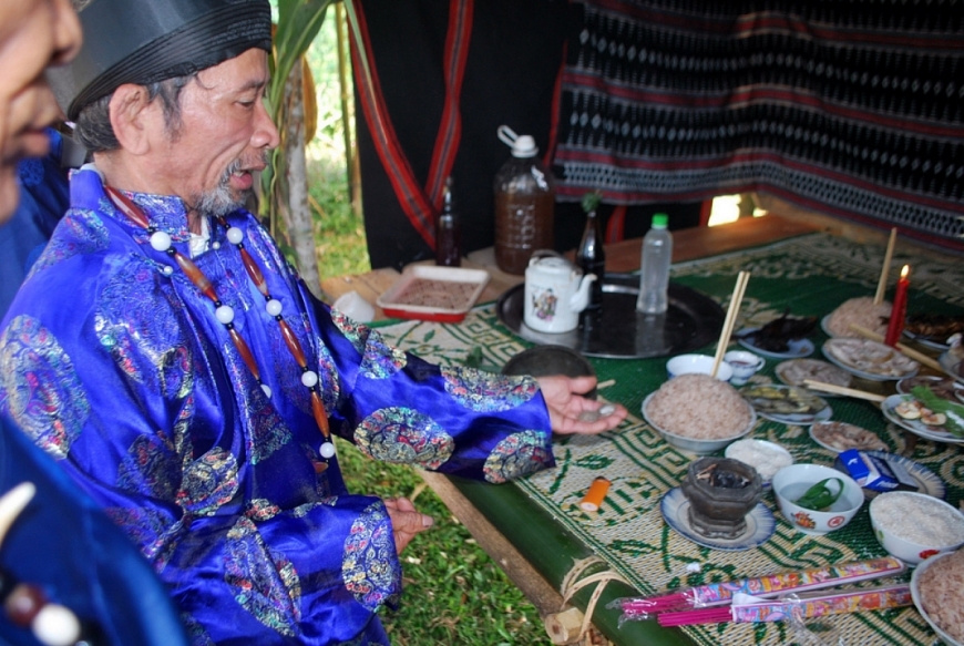 Già làng Phạm Văn Krới cúng Yàng trong lễ hội Tatrai.