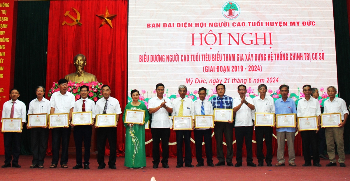 Lãnh đạo huyện Mỹ Đức trao Giấy khen tôn vinh các cá nhân tiêu biểu tham gia xây dựng hệ thống chính trị cơ sở giai đoạn 2019-2024