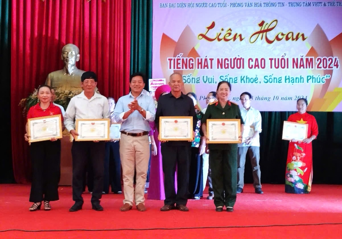 Ban tổ chức trao thưởng cho các đơn vị đoạt giải B