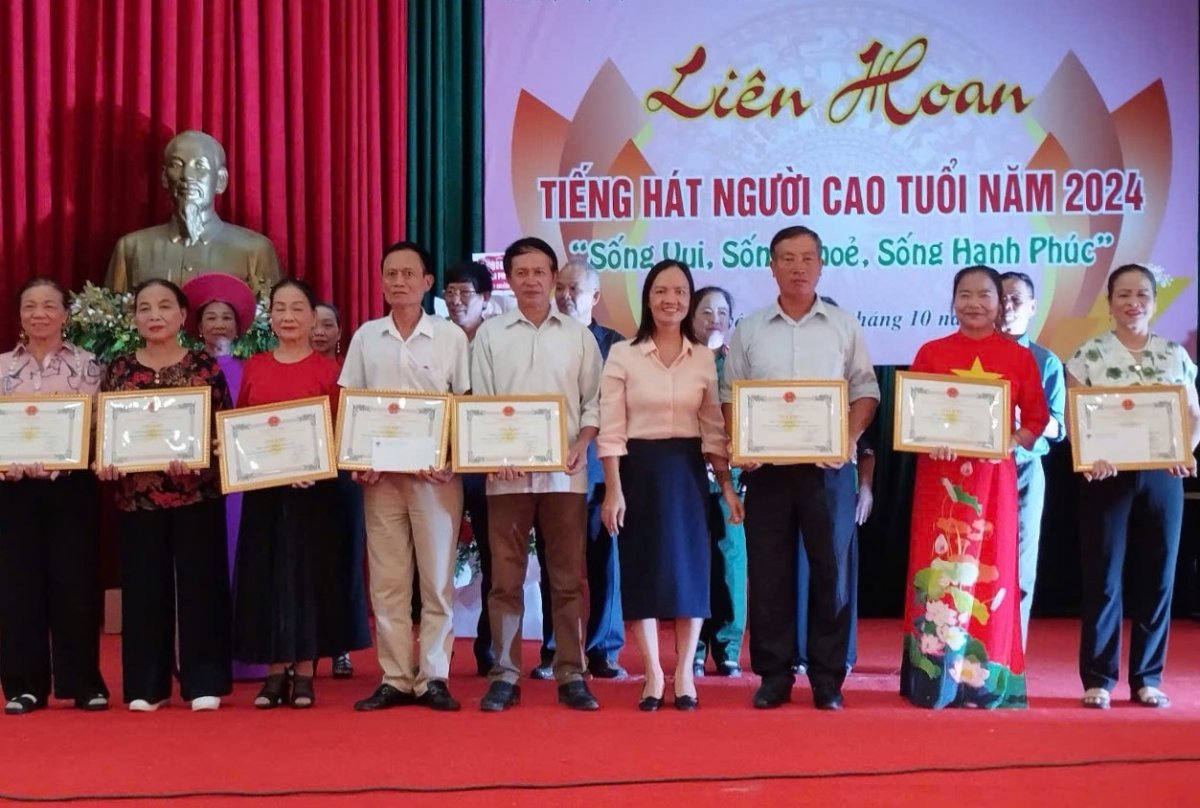 Ban tổ chức trao thưởng cho các đơn vị đoạt giải C