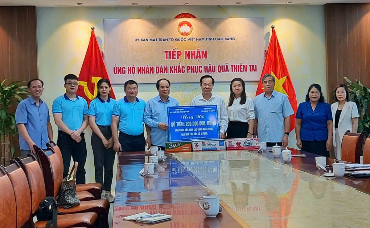 Phó Chủ tịch Thường trực Trương Xuân Cừ và nhà tài trợ Vietinbank Chi nhánh Hà Thành trao tiền và quà hỗ trợ đồng bào tỉnh Cao Bằng khắc phục hậu quả bão lũ