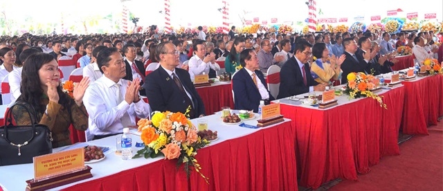 Các đại biểu tham dự buổi lễ khai giảng