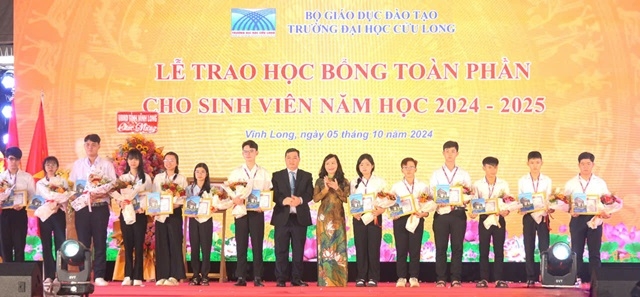 Ths Lê Tôn Đức Hòa, Chủ tịch Hội đồng trường và TS Đặng Thị Ngọc Lan, Phó Hiệu trưởng trao học bổng cho tân sinh viên.