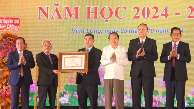 Ông Nguyễn Thành Thế, Phó Bí thư Thường trực Tỉnh ủy Vĩnh Long trao Bằng khen của Thủ tướng cho Trường Đại học Cửu Long.                 Ông Nguyễn Thành Thế, Phó Bí thư Thường trực Tỉnh ủy Vĩnh Long trao Bằng khen của Thủ tướng cho Trường Đại học Cửu Long.                                                                                                 