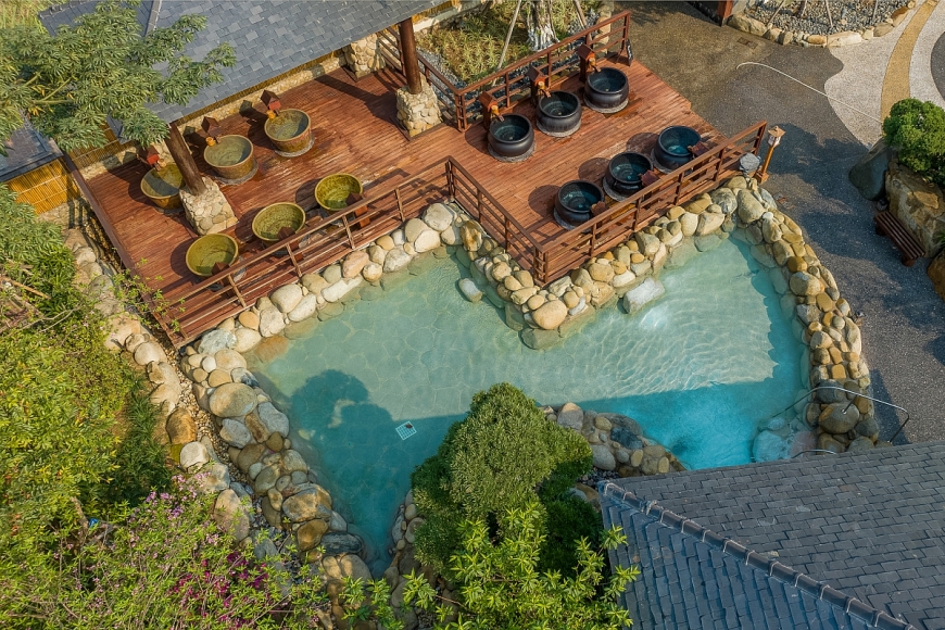 Tắm khoáng nóng là trải nghiệm hàng đầu được Lonely Planet gợi ý khi tới Hạ Long 